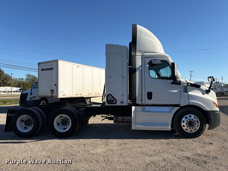 image for item FC3438 2021 Freightliner Cascadia semi truck