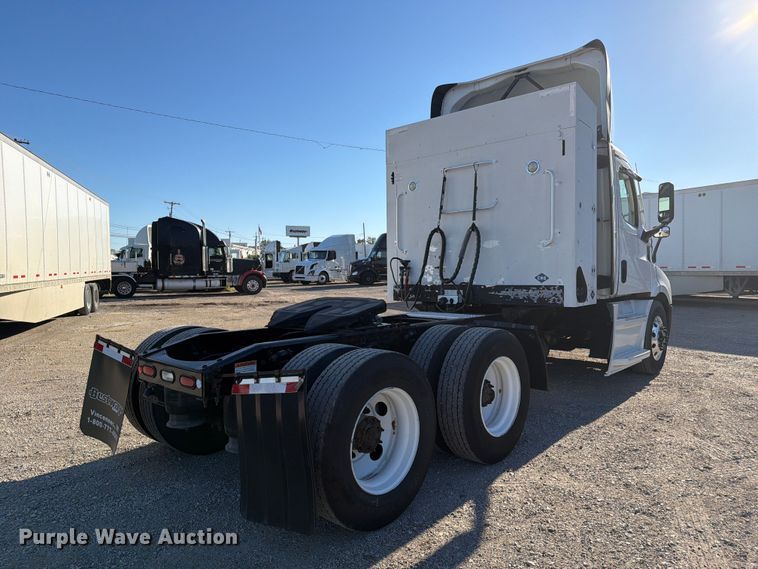 image for item FC3438 2021 Freightliner Cascadia semi truck