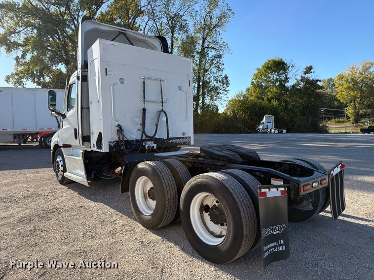 image for item FC3438 2021 Freightliner Cascadia semi truck