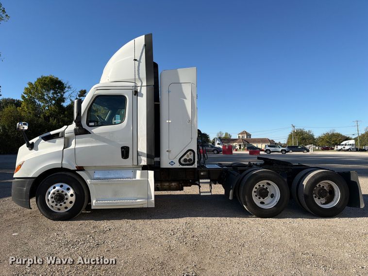 image for item FC3438 2021 Freightliner Cascadia semi truck
