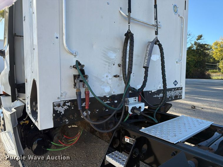 image for item FC3438 2021 Freightliner Cascadia semi truck