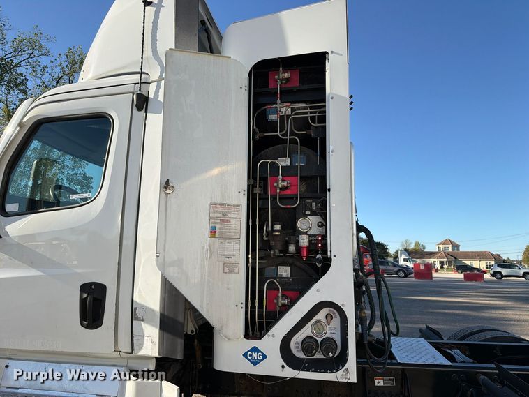 image for item FC3438 2021 Freightliner Cascadia semi truck