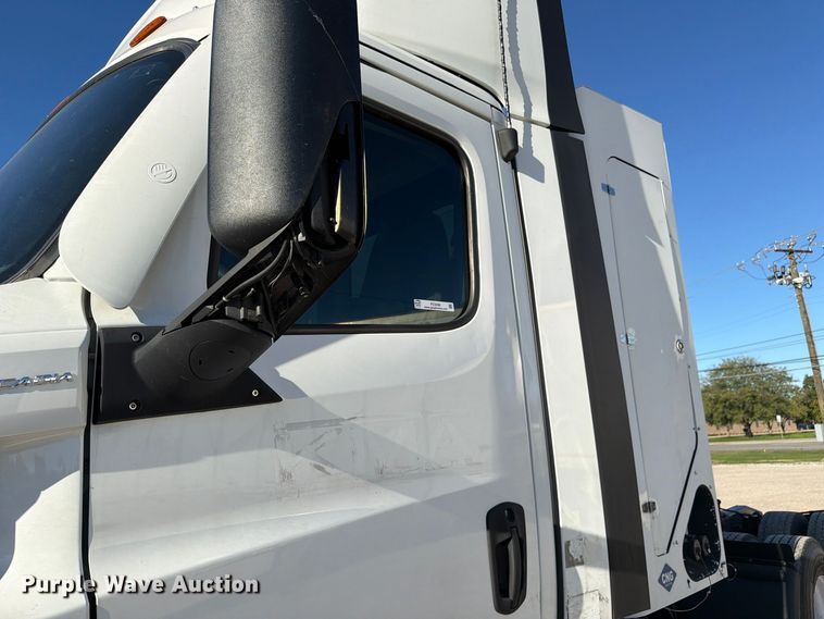 image for item FC3438 2021 Freightliner Cascadia semi truck