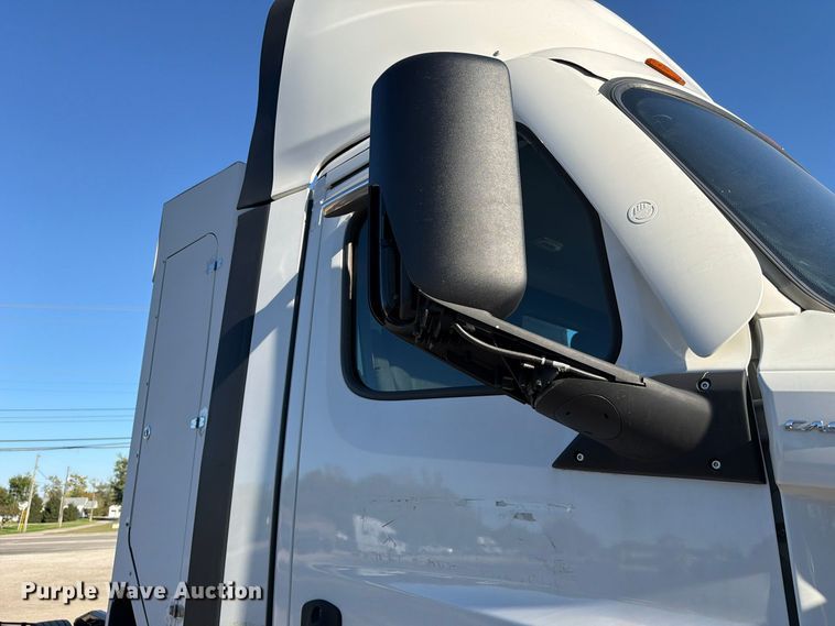 image for item FC3438 2021 Freightliner Cascadia semi truck