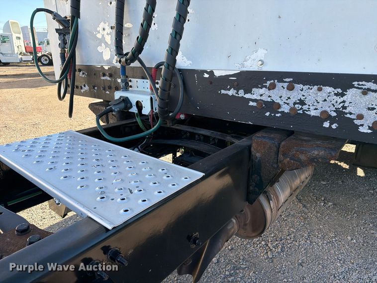 image for item FC3438 2021 Freightliner Cascadia semi truck