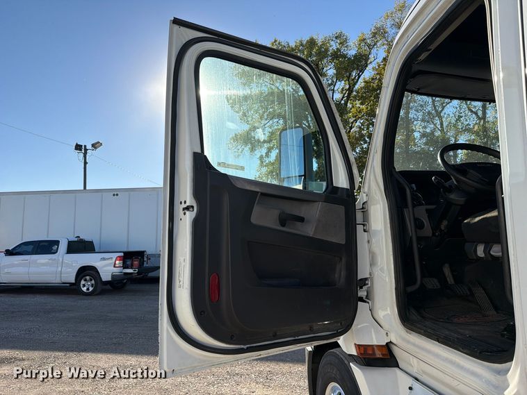 image for item FC3438 2021 Freightliner Cascadia semi truck