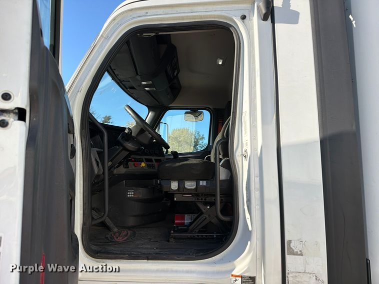 image for item FC3438 2021 Freightliner Cascadia semi truck