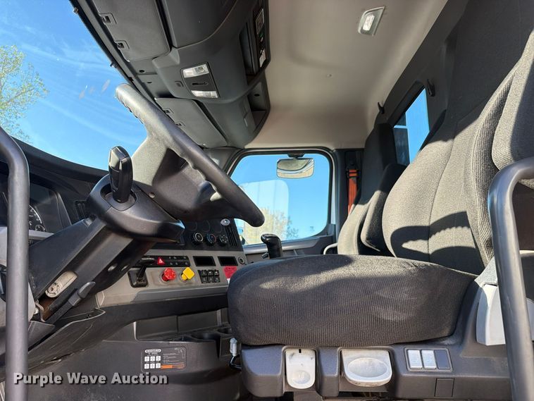 image for item FC3438 2021 Freightliner Cascadia semi truck