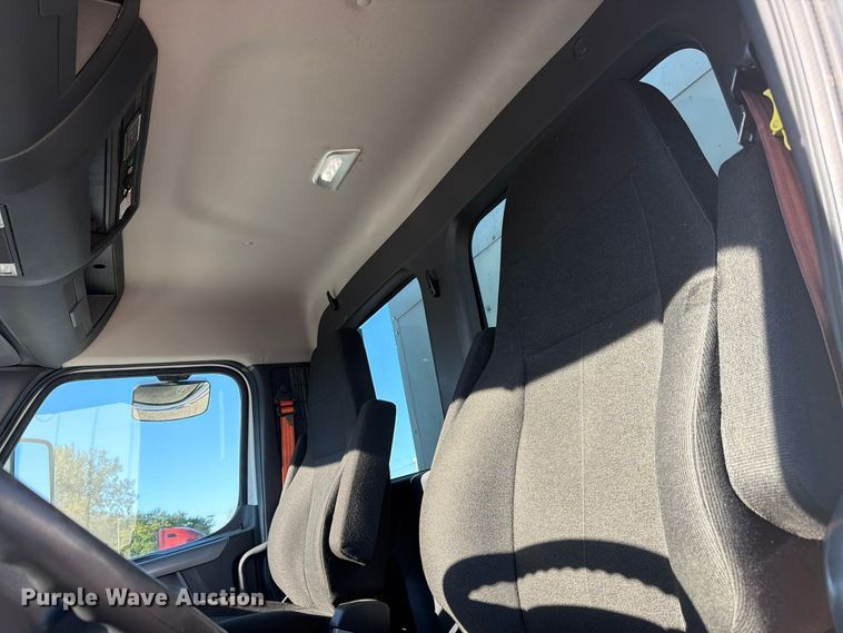 image for item FC3438 2021 Freightliner Cascadia semi truck