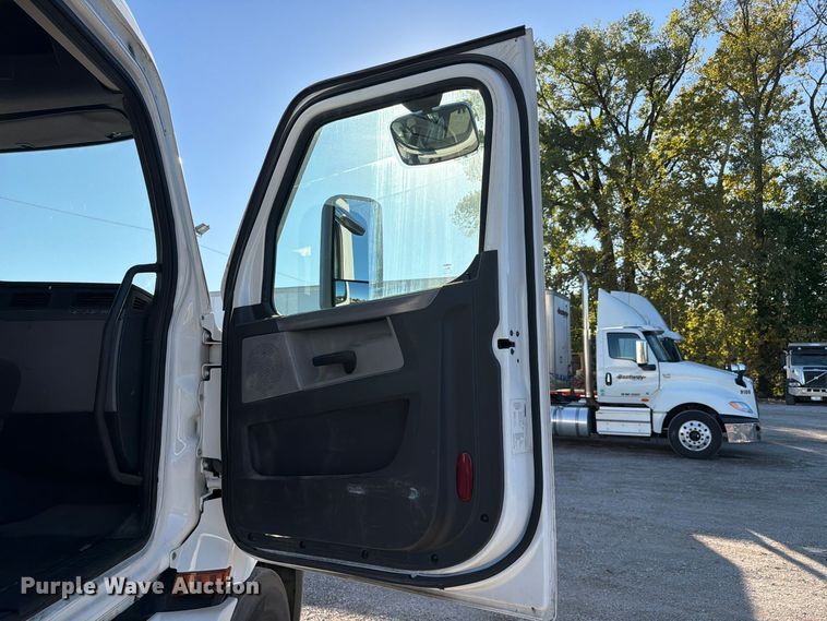 image for item FC3438 2021 Freightliner Cascadia semi truck
