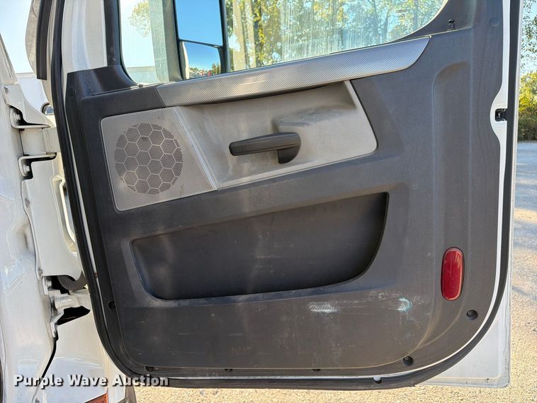 image for item FC3438 2021 Freightliner Cascadia semi truck