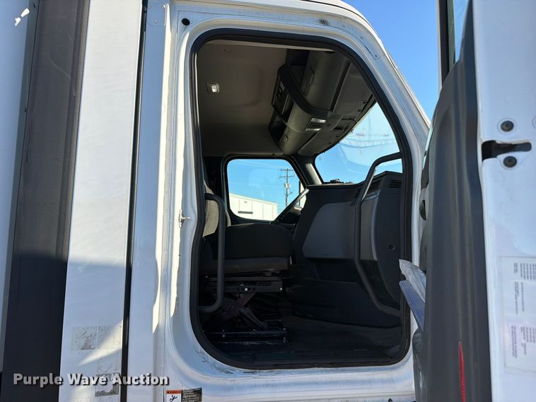 image for item FC3438 2021 Freightliner Cascadia semi truck