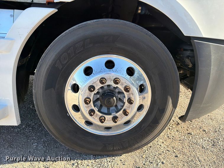 image for item FC3438 2021 Freightliner Cascadia semi truck
