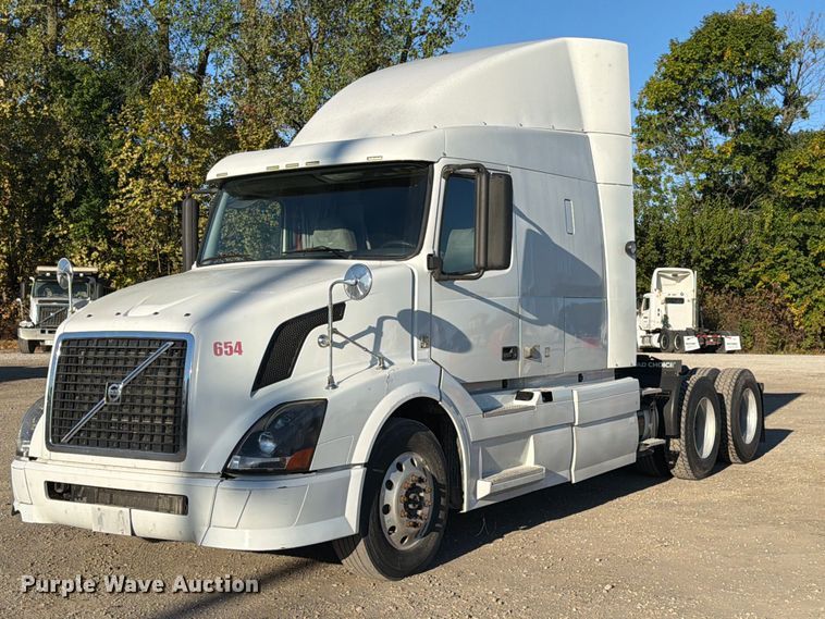 image for item FC3439 2012 Volvo VNL semi truck