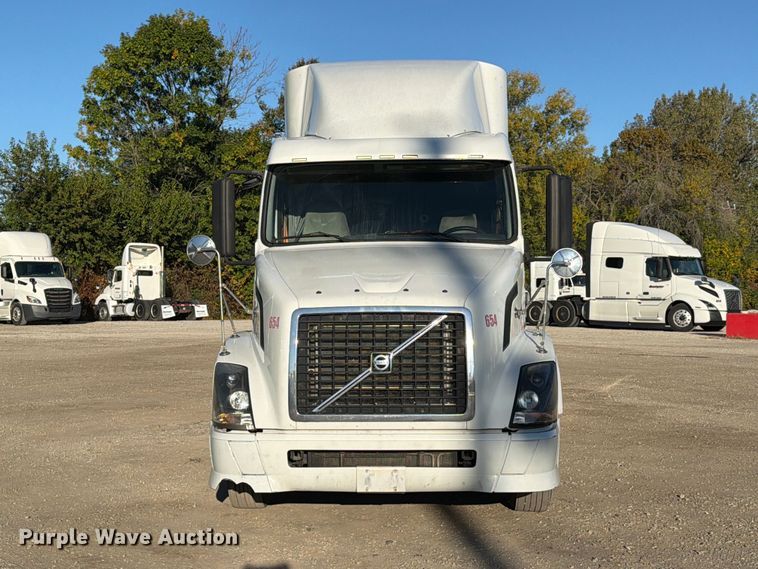 image for item FC3439 2012 Volvo VNL semi truck