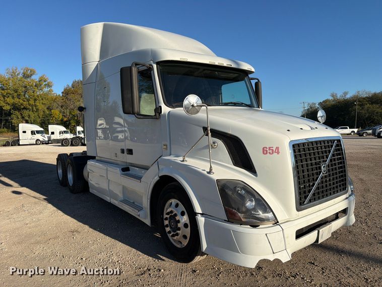 image for item FC3439 2012 Volvo VNL semi truck