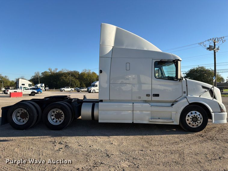 image for item FC3439 2012 Volvo VNL semi truck
