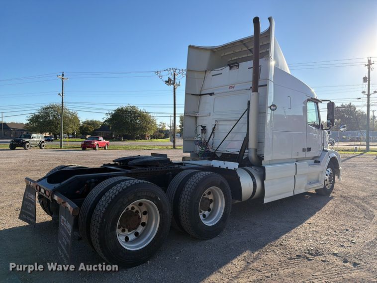 image for item FC3439 2012 Volvo VNL semi truck