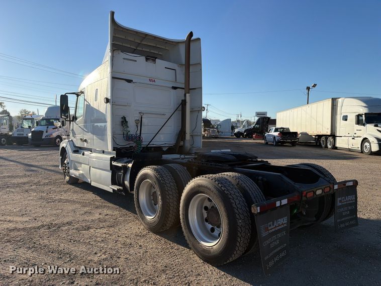 image for item FC3439 2012 Volvo VNL semi truck