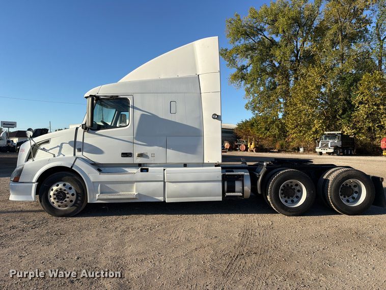 image for item FC3439 2012 Volvo VNL semi truck