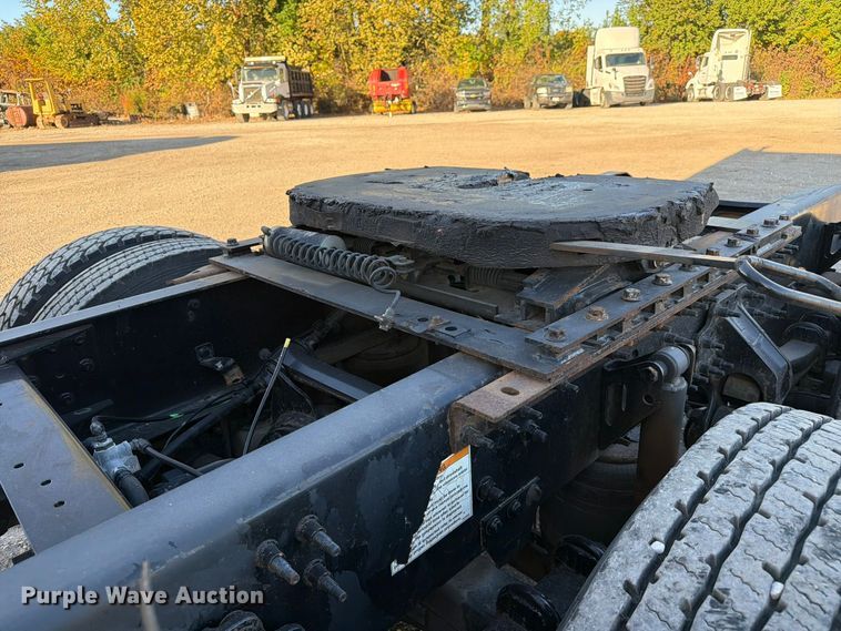 image for item FC3439 2012 Volvo VNL semi truck