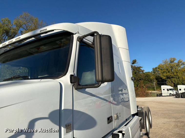 image for item FC3439 2012 Volvo VNL semi truck