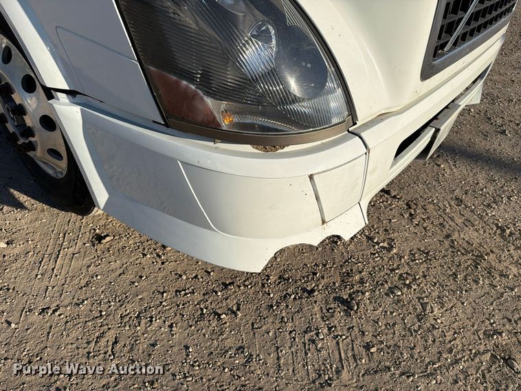 image for item FC3439 2012 Volvo VNL semi truck