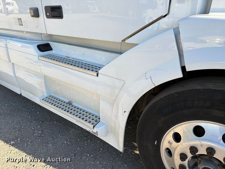 image for item FC3439 2012 Volvo VNL semi truck