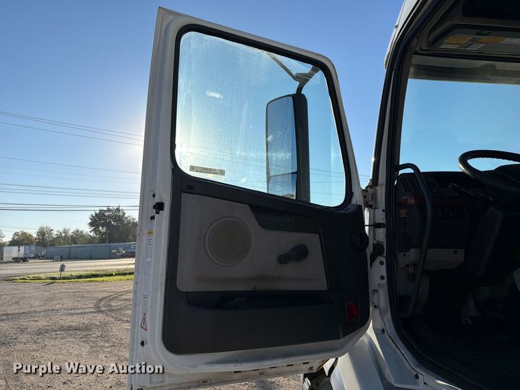 image for item FC3439 2012 Volvo VNL semi truck