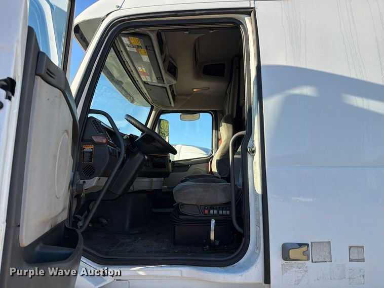 image for item FC3439 2012 Volvo VNL semi truck