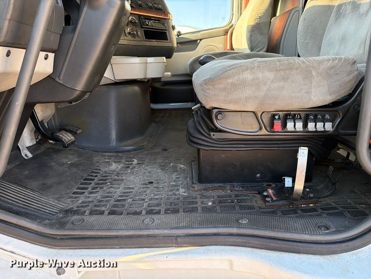image for item FC3439 2012 Volvo VNL semi truck