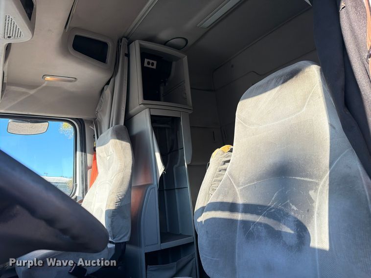 image for item FC3439 2012 Volvo VNL semi truck
