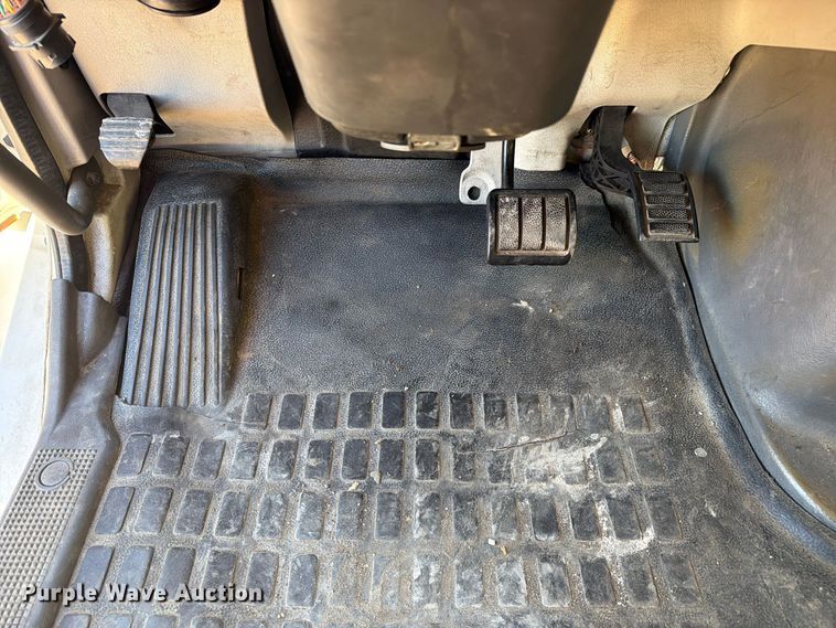 image for item FC3439 2012 Volvo VNL semi truck