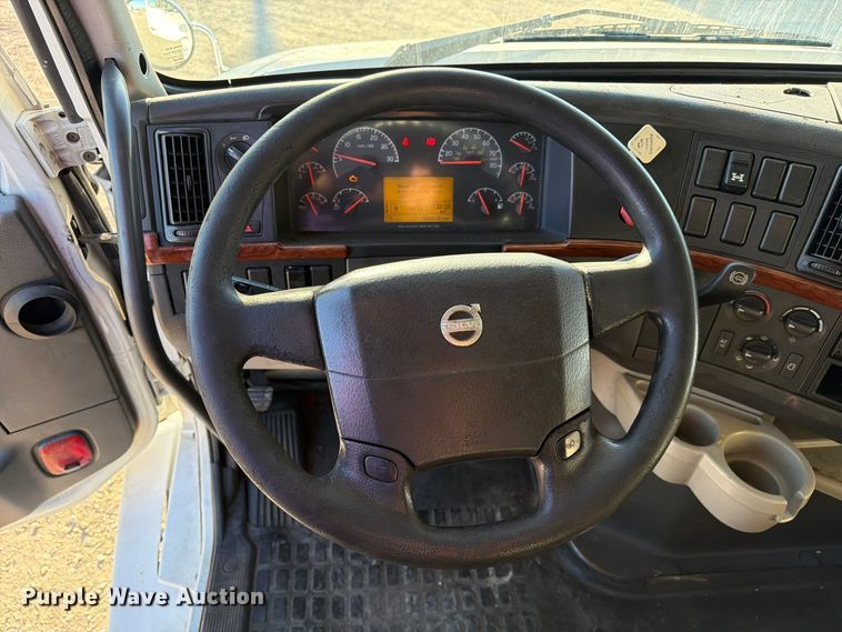 image for item FC3439 2012 Volvo VNL semi truck