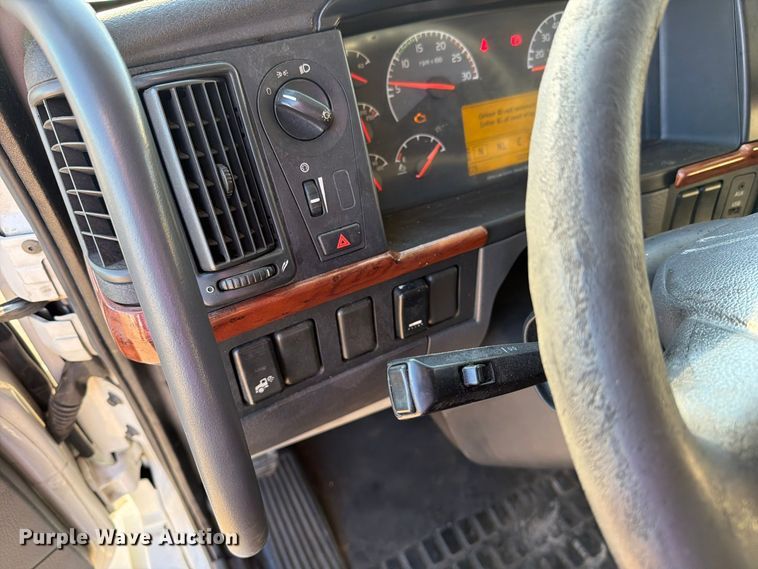 image for item FC3439 2012 Volvo VNL semi truck