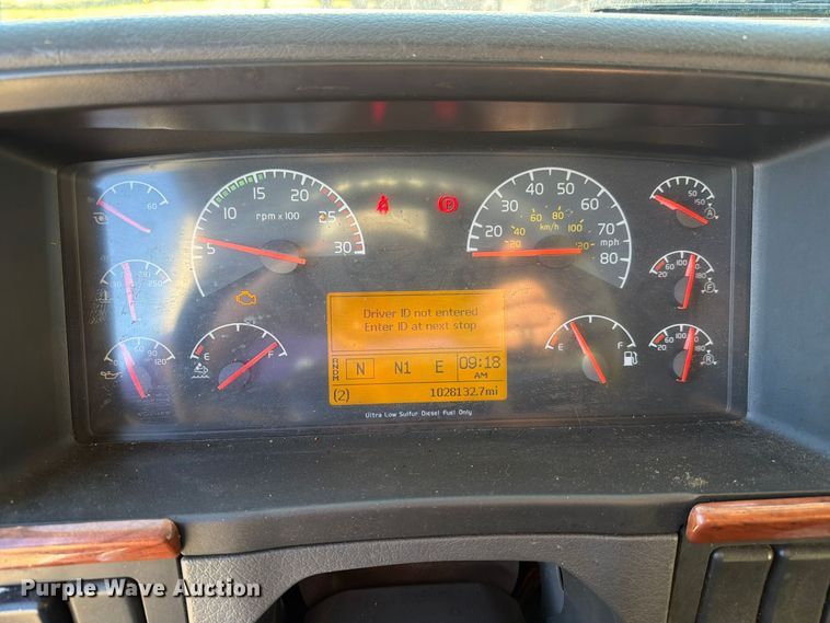 image for item FC3439 2012 Volvo VNL semi truck