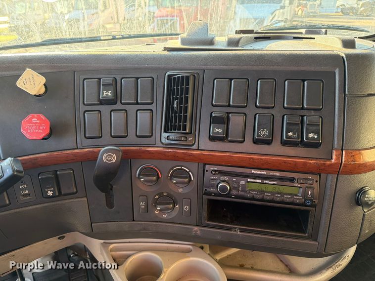 image for item FC3439 2012 Volvo VNL semi truck
