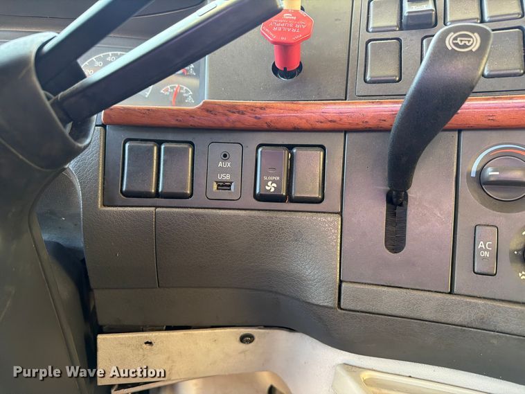 image for item FC3439 2012 Volvo VNL semi truck