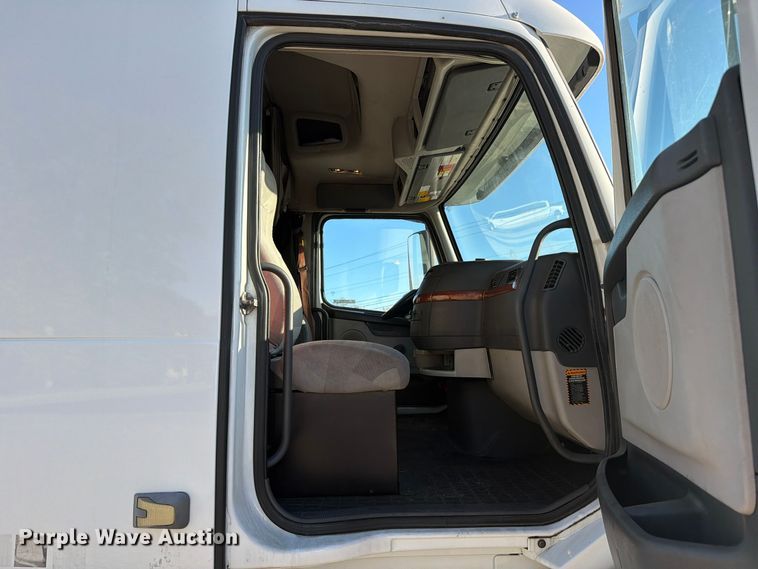 image for item FC3439 2012 Volvo VNL semi truck