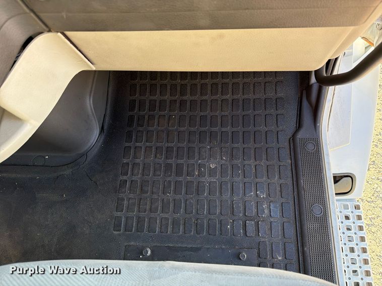image for item FC3439 2012 Volvo VNL semi truck