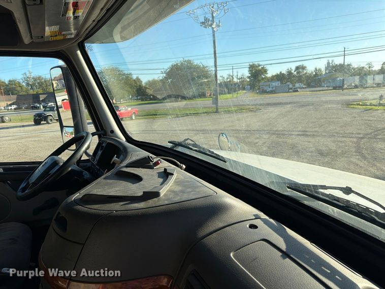 image for item FC3439 2012 Volvo VNL semi truck