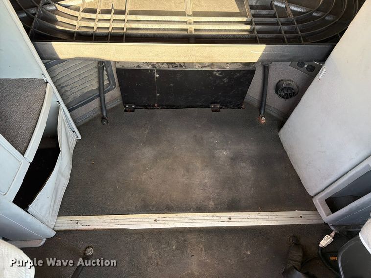 image for item FC3439 2012 Volvo VNL semi truck