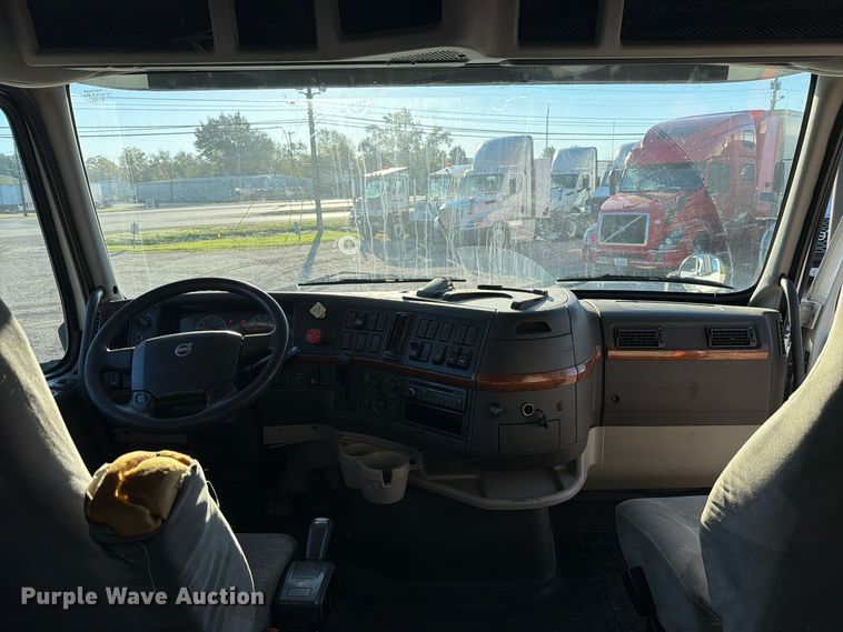 image for item FC3439 2012 Volvo VNL semi truck