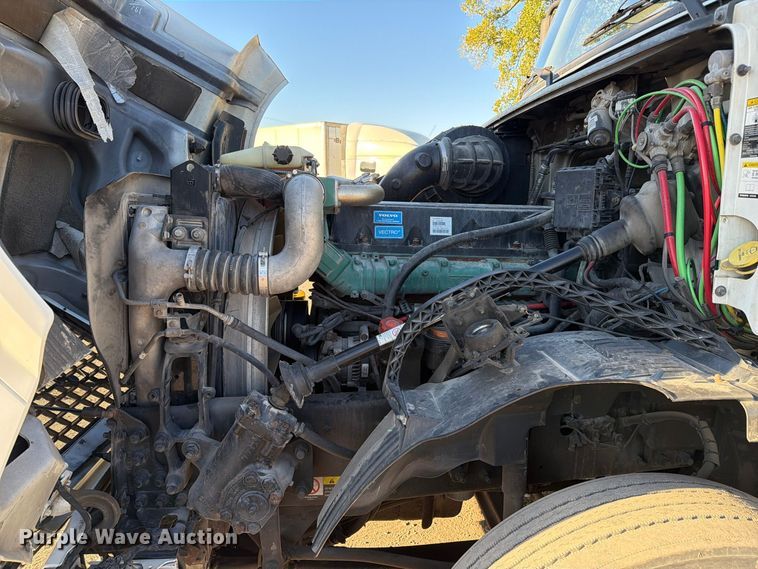 image for item FC3439 2012 Volvo VNL semi truck
