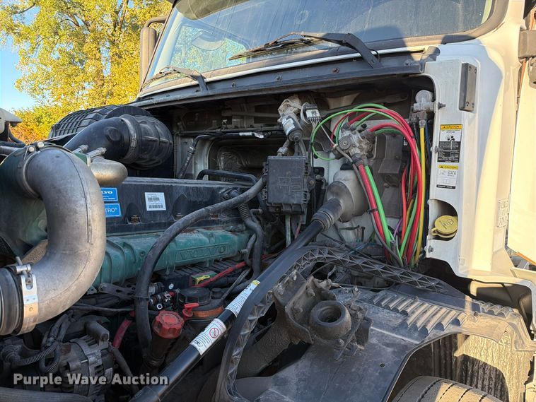 image for item FC3439 2012 Volvo VNL semi truck