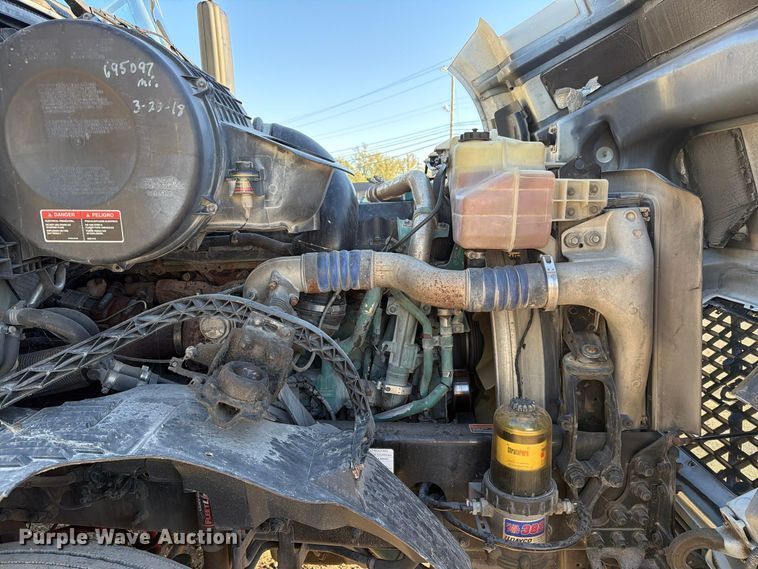 image for item FC3439 2012 Volvo VNL semi truck