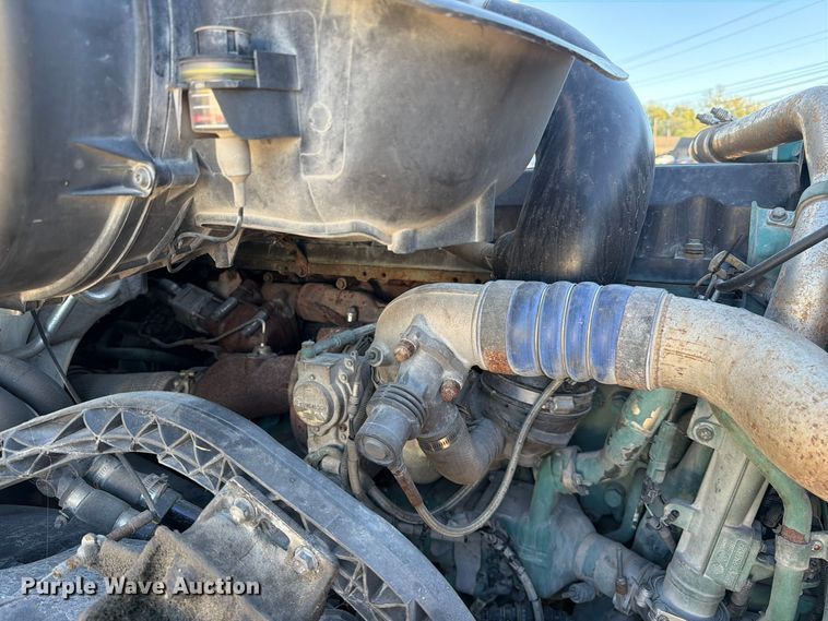 image for item FC3439 2012 Volvo VNL semi truck