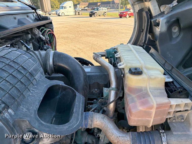 image for item FC3439 2012 Volvo VNL semi truck