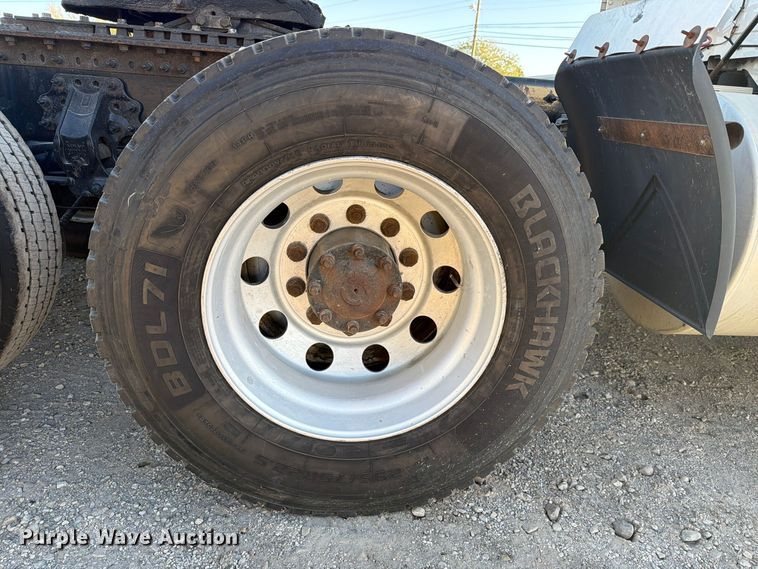 image for item FC3439 2012 Volvo VNL semi truck