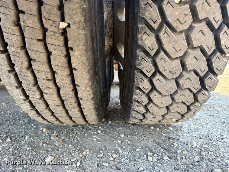 image for item FC3439 2012 Volvo VNL semi truck